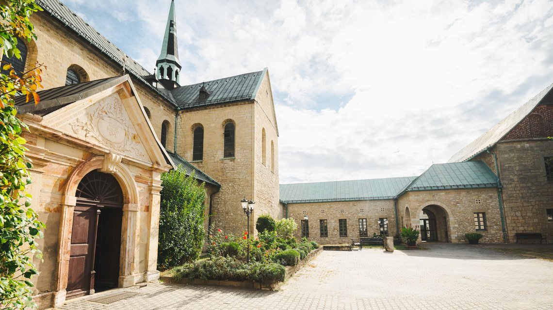 Die Eingangstür der Kirche der Huysburg mit Blick auf den Kirchturm