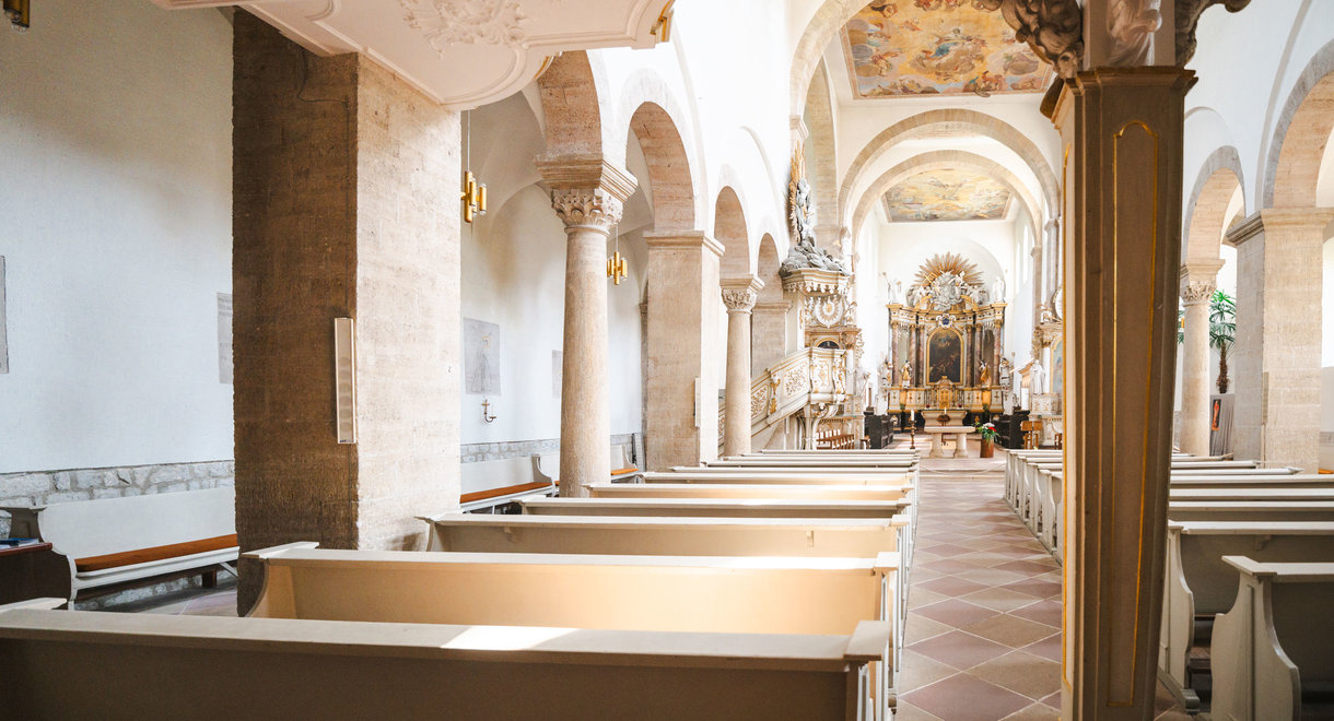 Die Kirche der Huysburg von innen mit Blick auf den Altar