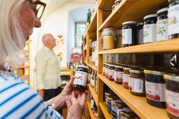 Ein Frau hält ein Glas Kirschmarmelade von der Huysburg in der Hand
