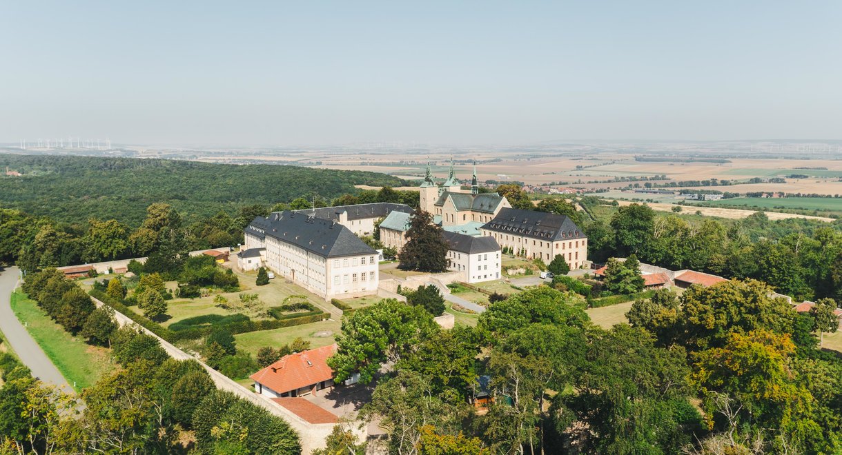 Eine Drohnenaufnahme der Huysburg mit dem Huy und Dingelstedt im Hintergrund