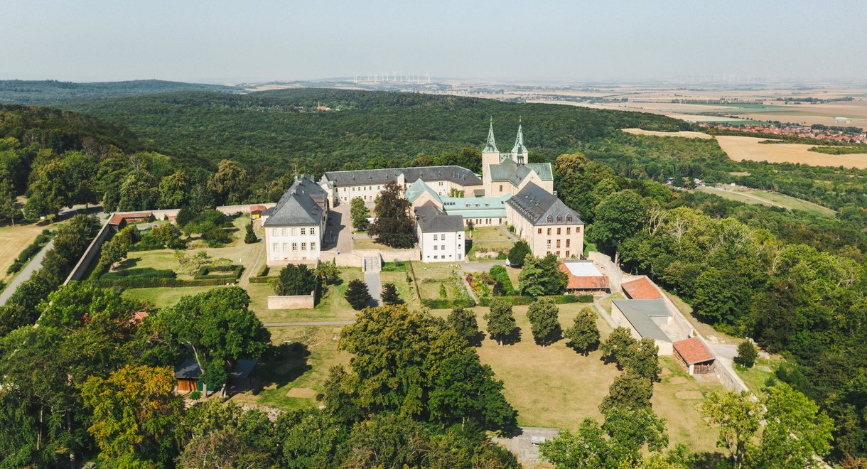 Eine Drohnenaufnahme der Huysburg mit dem Huy und Dingelstedt im Hintergrund