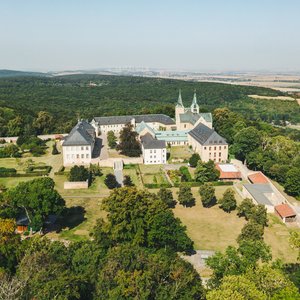 Eine Drohnenaufnahme der Huysburg mit dem Huy und Dingelstedt im Hintergrund