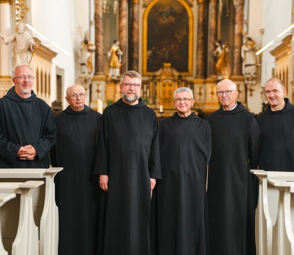 Foto der Mönchsgemeinschaft der Huysburg in der Kirche